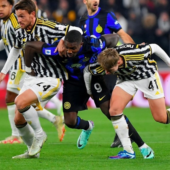 进球被吹射门中框，米兰尤文战成0比0