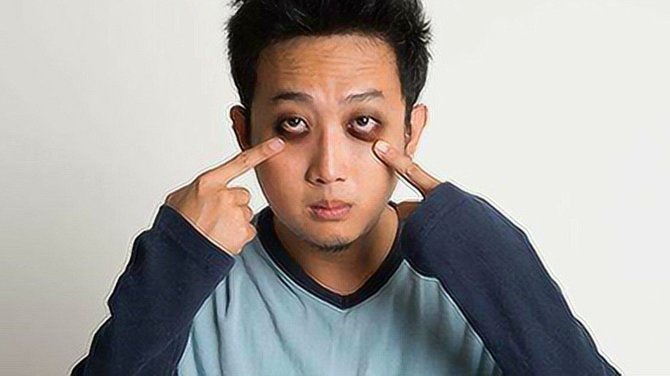 有些人确实形成黑圈了。