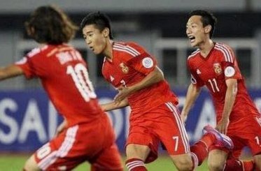 07国青的战术是两翼齐飞，杨铭锐不到战术打不出来