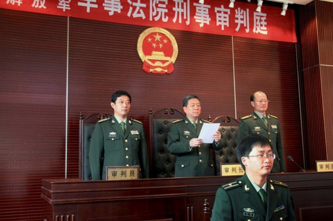 不服判罚！于根伟冲场怒指裁判，津门虎全队围堵，主裁被护送离场