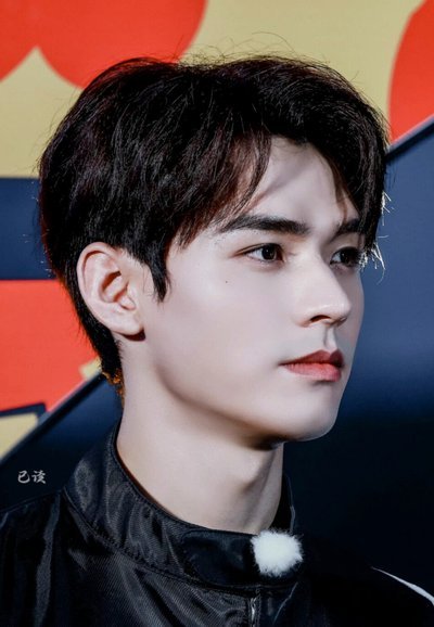 终于官宣：青岛西海岸签下国青中后卫艾力尼扎尔-罗合曼
