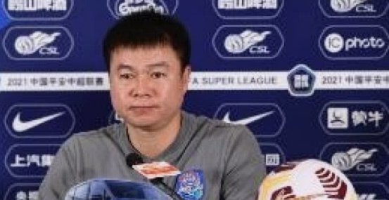 申花与津门虎因草坪积水比赛暂停