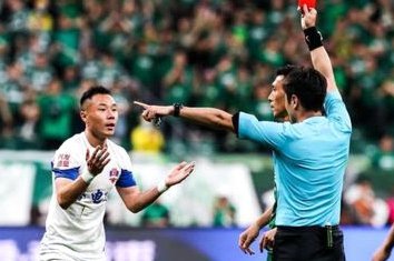 叶博亚起脚打门，刘伟国脱手，海牛1-1