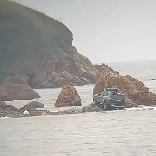 贝林晒夏威夷度假照，开越野车、海边打牌看风景十分惬意