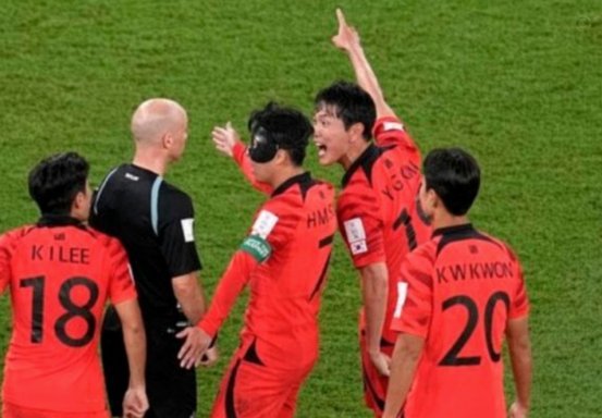小将0-1输给韩国球队，董路冲场被裁判出示红牌！下场比赛不能再指挥比赛！